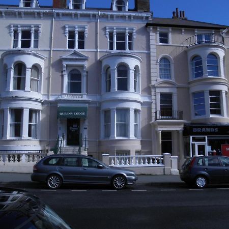 Queens Lodge Ландъндо Екстериор снимка