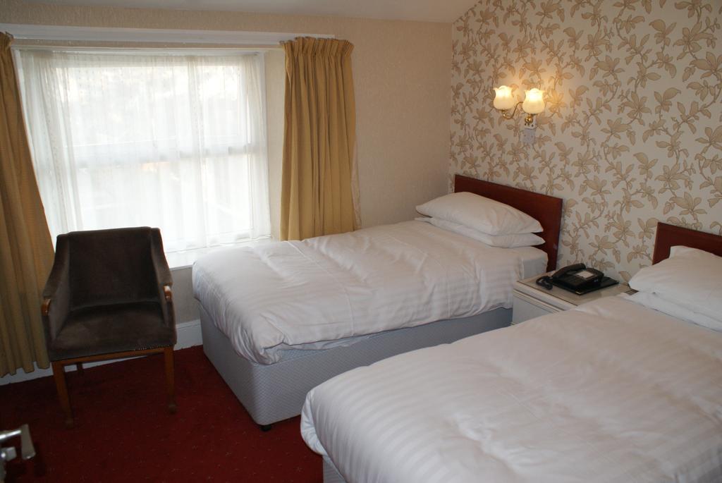 Queens Lodge Ландъндо Екстериор снимка
