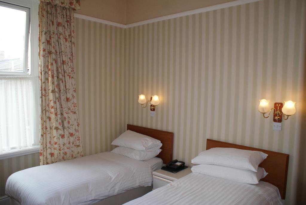 Queens Lodge Ландъндо Екстериор снимка