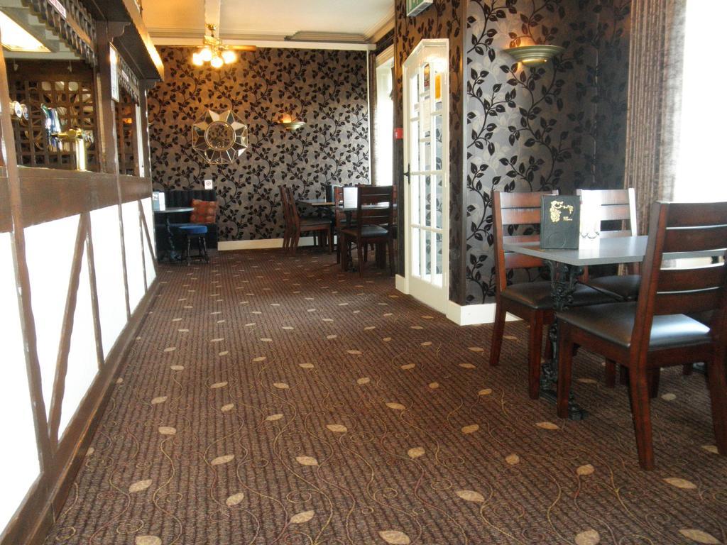 Queens Lodge Ландъндо Екстериор снимка