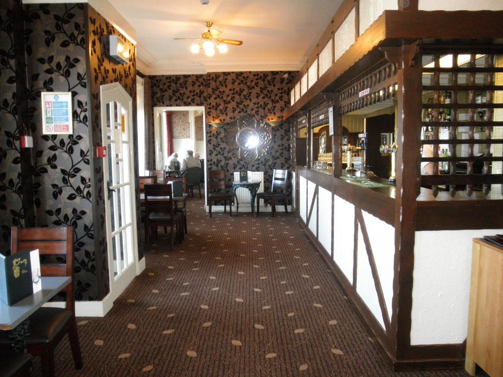 Queens Lodge Ландъндо Екстериор снимка