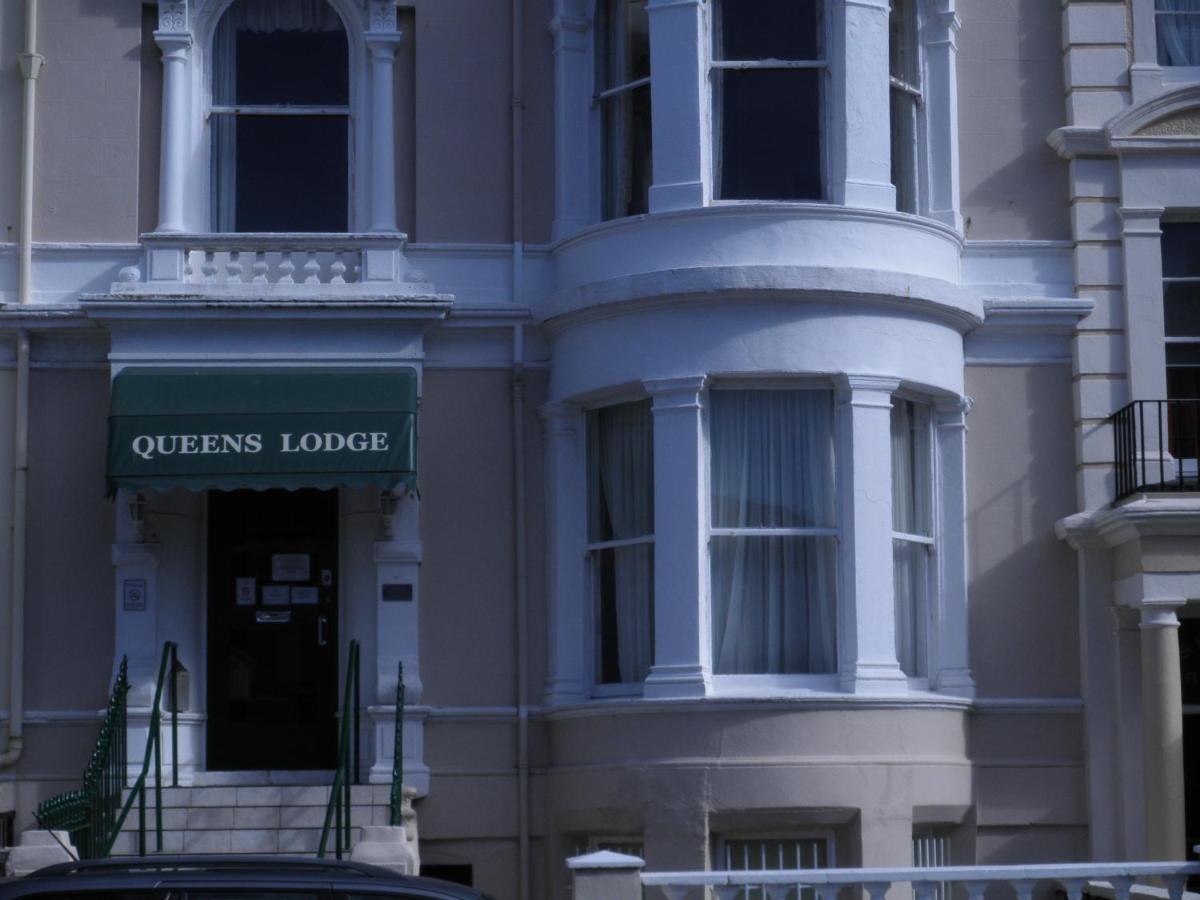 Queens Lodge Ландъндо Екстериор снимка