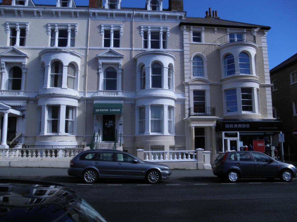 Queens Lodge Ландъндо Екстериор снимка